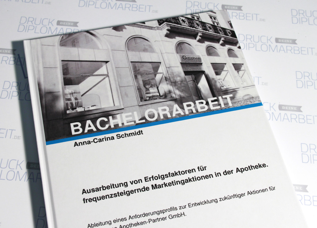 Selbst gestaltete Hardcover-Bindung als Bachelorarbeit von Anna-Carina Schmidt.